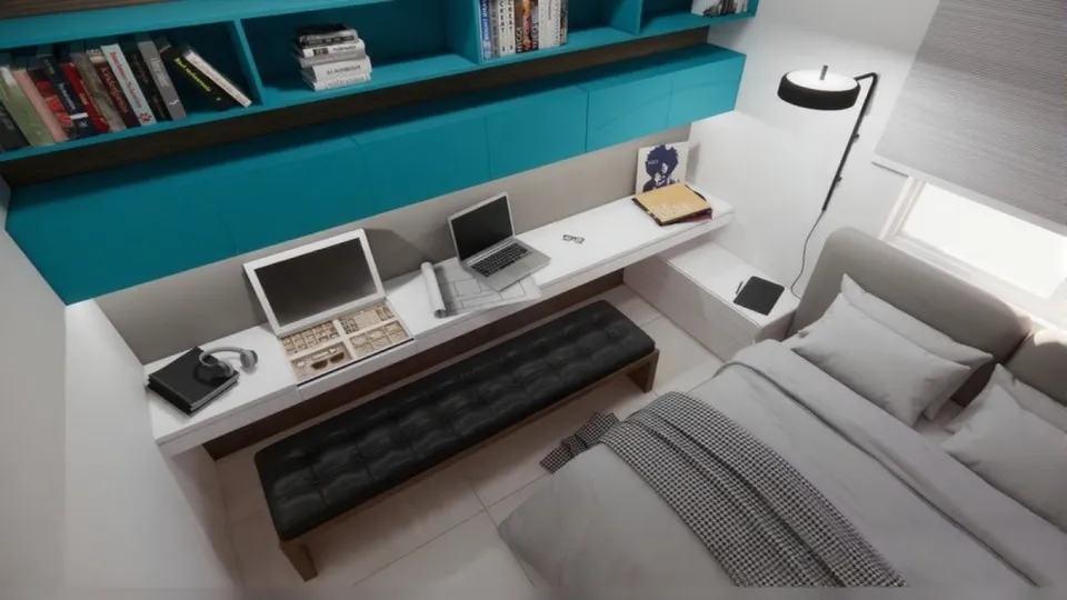 Μοντέρνο υπνοδωμάτιο με ενσωματωμένο λευκό γραφείο κατά μήκος του τοίχου, ράφια βιβλιοθήκης σε τιρκουάζ χρώμα, μακρόστενο μαύρο δερμάτινο παγκάκι και γκρι κρεβάτι.